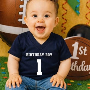 Camisa de futebol personalizada para bebês e crianças pequenas, com tema de futebol, para aniversários do primeiro ano, tamanhos infantil a adulto, camisa personalizada para torcedor do time. imagem 2