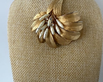 Signed Kramer Brooch Vintage Kramer Pin Gold Tone Vintage Pearl