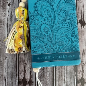 Sunflower and Sunshine Tassel Bookmark: Elegant Gift for Readers - Handmade