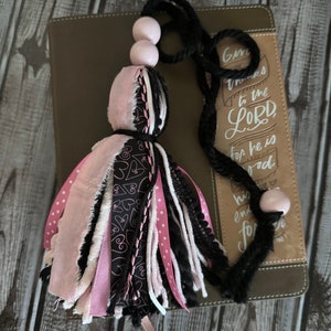 Pinkalious und schwarze Quaste Lesezeichen: Bibel Quaste Lesezeichen, Quaste Lesezeichen, Garn Quaste, Lesezeichen, Schöne Lesezeichen, handgemachte Geschenk