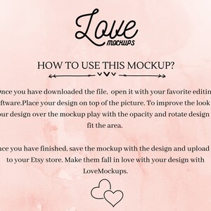 K&ouml;nnte beinhalten: Rosa aquarellierter Hintergrund mit dem Text "Love Mockups" und Anweisungen zur Verwendung eines Mockups. Der Text lautet "Wie verwende ich dieses Mockup?" und "Sobald Sie die Datei heruntergeladen haben, &ouml;ffnen Sie sie mit Ihrer bevorzugten Bearbeitungssoftware. Platzieren Sie Ihr Design auf dem Bild. Um das Erscheinungsbild Ihres Designs auf dem Mockup zu verbessern, spielen Sie mit der Deckkraft und drehen Sie das Design, um es an den Bereich anzupassen. Sobald Sie fertig sind, speichern Sie das Mockup mit dem Design und laden Sie es in Ihren Etsy-Shop hoch. Verlieben Sie sie in Ihr Design mit LoveMockups."