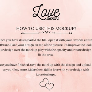 以下が含まれることがあります： ピンクの水彩画の背景に、「Love Mockups」というテキストと、モックアップの使い方に関する説明が書かれています。テキストには、「このモックアップの使い方」と「ファイルをダウンロードしたら、お気に入りの編集ソフトで開いてください。デザインを画像の上に配置します。モックアップ上のデザインの見栄えを良くするために、不透明度を調整してデザインを回転させて、領域に合わせます。完了したら、デザインを適用したモックアップを保存して、Etsyストアにアップロードします。LoveMockupsで、デザインに恋してもらってください。」と書いてあります。