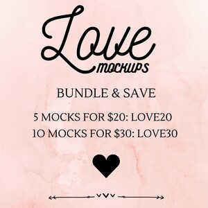 以下が含まれることがあります： ピンクの水彩画の背景に、黒い筆記体で「Love Mockups」というテキストが書かれています。「Bundle & Save」というテキストがロゴの下にあります。「5 Mocks for $20: LOVE20」と「10 Mocks for $30: LOVE30」というテキストが「Bundle & Save」というテキストの下にあります。テキストの下には黒いハートがあります。白い矢印の先端を持つ黒い矢印が右を指し、白い矢印の先端を持つ黒い矢印が左を指しています。「vvvv」というテキストが矢印の間にあります。