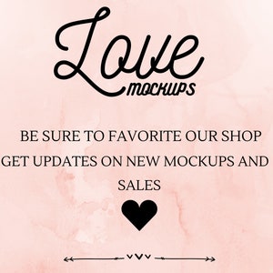 K&ouml;nnte beinhalten: Rosafarbener Aquarellhintergrund mit dem Text "Love Mockups" in schwarzer Kursivschrift. Der Text "Be sure to favorite our shop get updates on new mockups and sales" ist ebenfalls in schwarzer Schrift. Ein schwarzes Herz befindet sich unter dem Text.