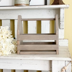 Caddy de madera maciza, caja de herramientas lavada en gris de estilo antiguo con mango de madera, campo, granja, inauguración de la casa, boda, aniversario, regalo de cumpleaños
