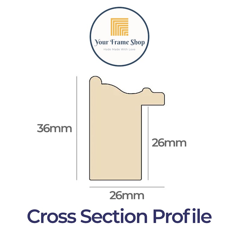 Puede incluir: Perfil de secci&oacute;n transversal de un marco de imagen con una medida de 36 mm por 26 mm. El marco es de color beige claro.