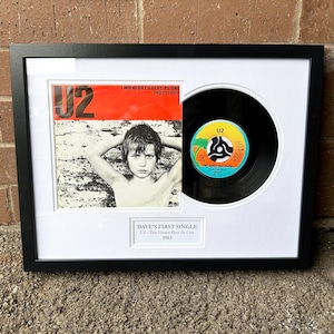 Cadre simple personnalisé de 7 po. - Double montage pour votre pochette de 7 po. et vinyle avec légende personnalisée en dessous. Remarque : le disque n'est pas inclus.