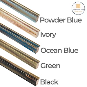 Puede incluir: Cinco marcos de fotos de madera en diferentes colores: azul polvo, marfil, azul oc&eacute;ano, verde y negro. Los marcos son todos del mismo tama&ntilde;o y forma, y est&aacute;n dispuestos en una fila de arriba a abajo.