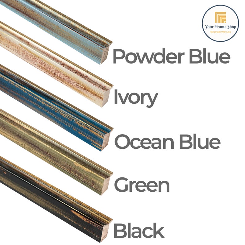 Puede incluir: Cinco marcos de fotos de madera en diferentes colores: azul polvo, marfil, azul oc&eacute;ano, verde y negro. Los marcos son todos del mismo tama&ntilde;o y forma, y est&aacute;n dispuestos en una fila de arriba a abajo.