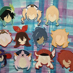 Puede incluir: Doce parches bordados con personajes de anime con diferentes peinados y ropa. Los parches son coloridos y tienen una variedad de expresiones.