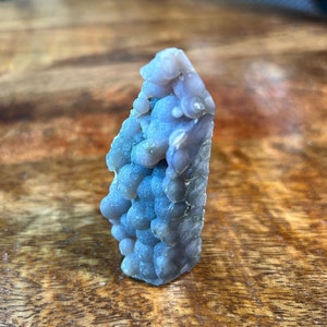 Trauben Achat Cluster geschnitzt Turm | Lila Achat | Botryoidal Lila Chalcedon | Traube Amethyst | Violettes Mineralexemplar