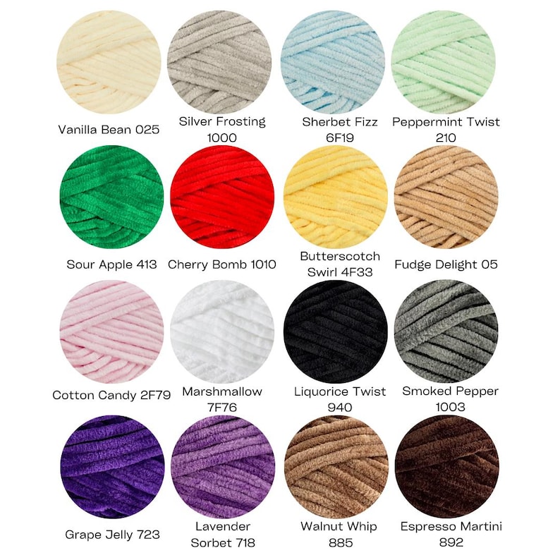 Op de afbeelding: Een verzameling van 12 garenklossen in verschillende kleuren, waaronder vanilleboon, zilveren glazuur, sorbet fizz, pepermunttwist, zure appel, kersenbom, butterscotch swirl, fudge delight, suikerspin, marshmallow, drop twist, gerookte peper, druivengelei, lavendelsorbet, walnootzweep en espresso martini.