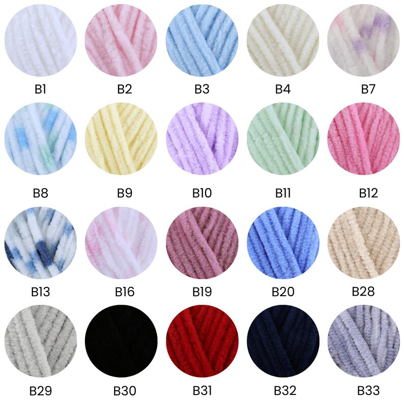 Pu&ograve; includere: Una collezione di 20 gomitoli di lana in vari colori, tra cui bianco, rosa, blu, giallo, viola, verde, rosso, nero e grigio. I gomitoli di lana sono disposti in uno schema a griglia.