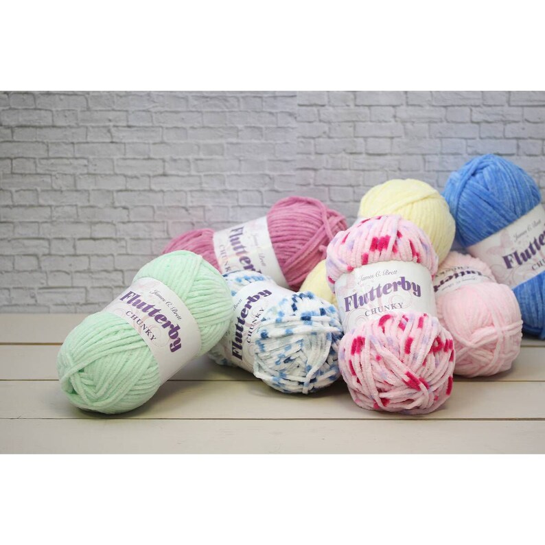 Pu&ograve; includere: Assortimento di gomitoli di lana colorati in vari motivi, tra cui rosa, blu, verde e giallo. La lana &egrave; etichettata "Flutterby Chunky" ed &egrave; realizzata da James C Brett.