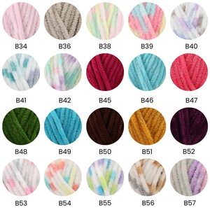 Pu&ograve; includere: Una collezione di 20 gomitoli di filato in vari colori e motivi, tra cui rosa, grigio, verde, blu, marrone, giallo e viola. Ogni gomitolo &egrave; etichettato con un numero da B34 a B57.