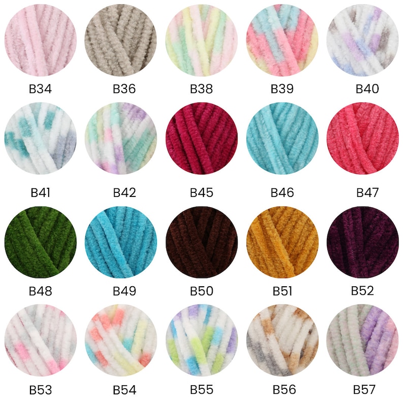 Pu&ograve; includere: Una collezione di 20 gomitoli di filato in vari colori e motivi, tra cui rosa, grigio, verde, blu, marrone, giallo e viola. Ogni gomitolo &egrave; etichettato con un numero da B34 a B57.