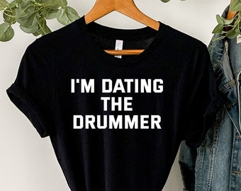 IM WITH THE DRUMMER Batterista Girlfriend Musicista Drummer Maglietta IM WITH THE DRUMMER Batterista Girlfriend Musicista Drummer Maglietta