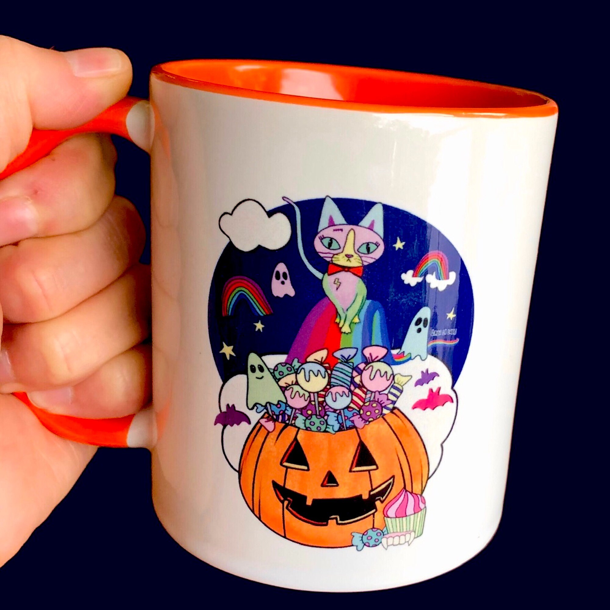 Taza de cerámica "Reina de Halloween". 11 oz - Apto para microondas y lavavajillas. Interior naranja.
