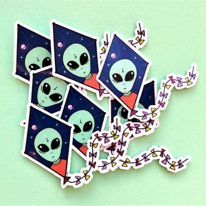 Alien on a kite sticker. Autocollant Alien sur un cerf-volant.