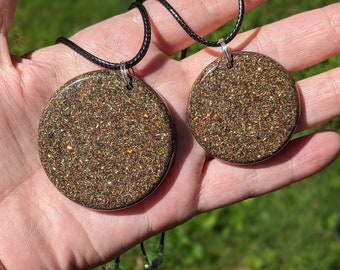 Collar de orgonita hecho a mano con colgante de cobre y cuarzo/resina para uso diario, escritorio o teléfono. Un regalo único.