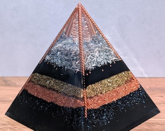 Pirámide de orgonita para escritorio o hogar • Pirámide de cristal de cuarzo y shungita • Decoración de resina hecha a mano • Diseño de varilla tensora