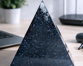 Orgonit Pyramide | Handgefertigte Pyramide aus Quartz & Stahl-Harz | EMF-bewusste Schreibtisch Dekoration, Meditation Dekoration, Kristall Pyramide