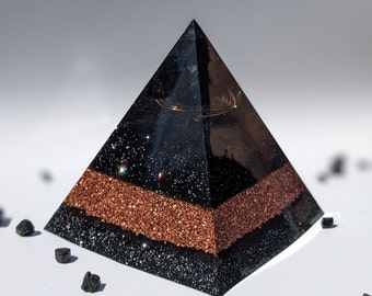 Orgonit Pyramide mit Schungit, Schwarzer Turmalin & Quarz | EMF-bewusstes Heim- und Bürodekor | Handgefertigte Resin Kristall Pyramide