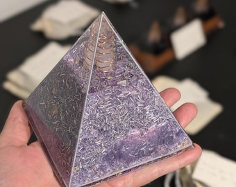 Orgonit Pyramide mit Schungit & Quarz | Handmade EMF Bewusstsein Dekor | Harz-Pyramide für Schreibtisch, Nachttisch, oder Arbeitsplatz