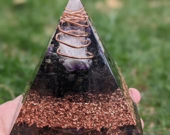 Pyramide d'orgonite faite main avec de la shungite pour la protection des CEM et l'équilibre énergétique Pyramide de cristal cadeau avec de la shungite pour l'énergie de guérison des chakras