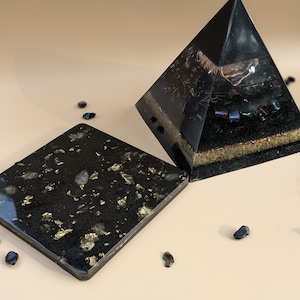 Orgonite Pyramid And Charging Plate For EMF Protection And Energy Purification Crystal Charging Plate For Promoting Positive Energy Flow