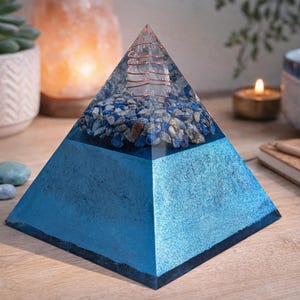 Orgonietpiramide – piramide lapis lazuli – koperkristalpiramide – handgemaakt orgonietdecor – cadeau bureau of slimme meter – EMF-decor