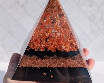 Orgonit Pyramide mit Kupfer & Schwarzer Turmalin | EMF Pyramide Dekor | Handgemachter Orgonit | Kristall Schreibtisch Pyramide Handgefertigt in Virginia