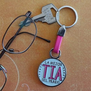Keychain THE BEST AUNT in the world, ideal as a family gift, lxy accessoires, enameled metal key with leather strap, best aunt keychain