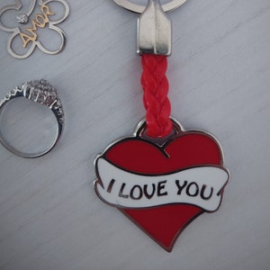 Llavero I LOVE YOU, ideal como regalo para dia de los enamorados, lxy accessoires, llavero metal esmaltado tira de piel, keychain i love you