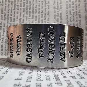 ACOTAR Charakter Armband | Ein Gericht der Thorens- und Rosenserie | Sarah J. Maas