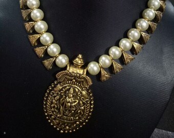 Colar e brincos com pingente de Lakshmi: joias indianas com miçangas para casamento