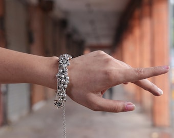 Pulsera Ghungroo de plata oxidada: brazalete étnico indio