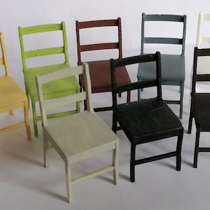 Peut inclure: Huit chaises miniatures en bois de différentes couleurs, dont jaune, vert, marron, gris, blanc et noir. Les chaises ont un design simple avec un dossier en échelle et quatre pieds.