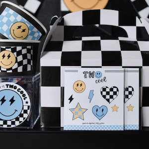 2 つのクールな誕生日、レトロなスマイリー フェイスの誕生日、2 歳の誕生日、子供向けのクールなパーティーの記念品、スマイリー フェイスのステッカー シート、誕生日のステッカーの記念品