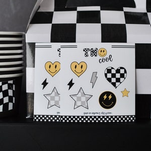 Puede incluir: Una caja de recuerdos de fiesta a cuadros blancos y negros con un asa, una pila de vasos a cuadros blancos y negros y una hoja de pegatinas. Las pegatinas presentan corazones amarillos, estrellas y rayos con caras sonrientes y el texto "too cool".