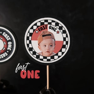 Fast One Birthday, Personalizowany Topper na Tort, Toppery na Babeczki, Motyw Urodzinowy Samochodu Wyścigowego, Niestandardowa Twarz, Samochody Zabytkowe, Opony, 2. Urodziny, Dekoracja
