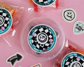 Etiquetas adhesivas redondas de agradecimiento de cumpleaños, ¿Cómo me llamo otra vez?, Parpadea y tengo 2 años, Cumpleaños Punk Rock Emo