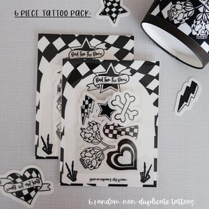 Puede incluir: Un conjunto de seis tatuajes temporales en blanco y negro con un cr&aacute;neo, un coraz&oacute;n, una estrella, un hueso, un rayo y un patr&oacute;n a cuadros. Los tatuajes est&aacute;n empaquetados en una bolsa de pl&aacute;stico transparente con un fondo a cuadros blanco y negro. El texto "Bad Two The Bone" est&aacute; impreso en el empaque.