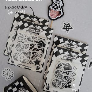 Puede incluir: Tatuajes temporales en blanco y negro con una calavera, flores, estrellas y el texto "Bad to the Bone". Los tatuajes est&aacute;n empaquetados en bolsas de pl&aacute;stico transparentes con un patr&oacute;n de cuadros en blanco y negro. Hay dos tama&ntilde;os de paquetes de tatuajes: 6 piezas y 12 piezas.