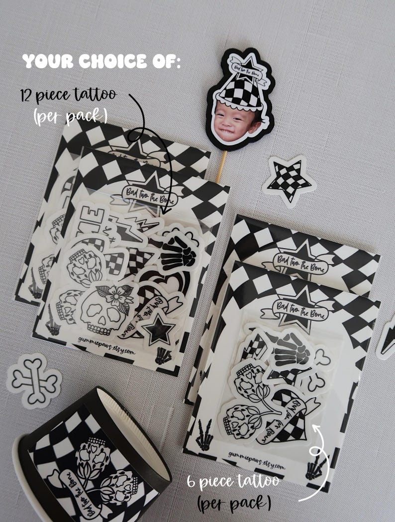Puede incluir: Tatuajes temporales en blanco y negro con una calavera, flores, estrellas y el texto "Bad to the Bone". Los tatuajes est&aacute;n empaquetados en bolsas de pl&aacute;stico transparentes con un patr&oacute;n de cuadros en blanco y negro. Hay dos tama&ntilde;os de paquetes de tatuajes: 6 piezas y 12 piezas.