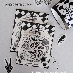 Puede incluir: Un paquete de 12 tatuajes temporales con dise&ntilde;os en blanco y negro. Los tatuajes incluyen calaveras, estrellas, rayos y el texto "Bad Two The Bone".