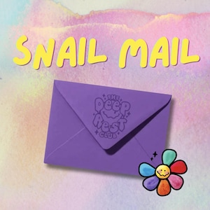 Könnte beinhalten: Ein violetter Umschlag mit dem Text "THE DEEP REST CLUB" auf der Lasche, begleitet von einer bunten Blumengrafik mit einem lächelnden Gesicht. Die Worte "SNAIL MAIL" stehen in großen gelben Buchstaben über dem Umschlag auf einem Pastellhintergrund.