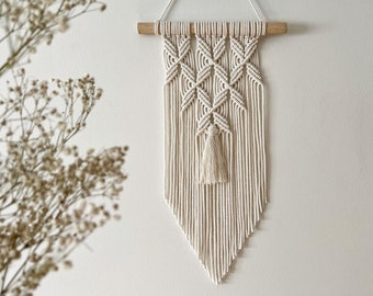 Petite suspension murale pour appartement moderne, décoration en macramé de style scandinave, tapisserie au-dessus du canapé, cadeau écologique pour femme, motif unique