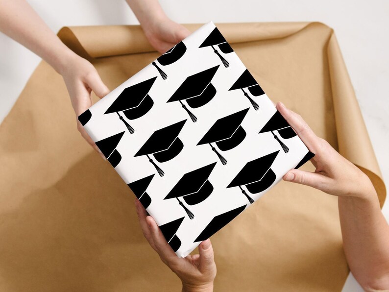 WRAPPING-PAPER-GRADUATION-MORTAR-BOARD