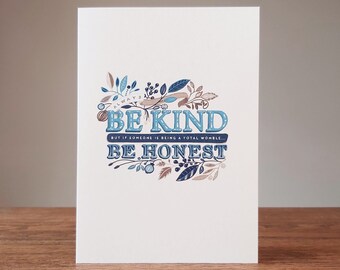 Tarjeta de saludos motivacionales divertidas. Con ilustraciones florales azules y una honestidad brutal.